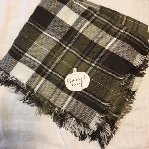 NWT Green Blanket Scarf